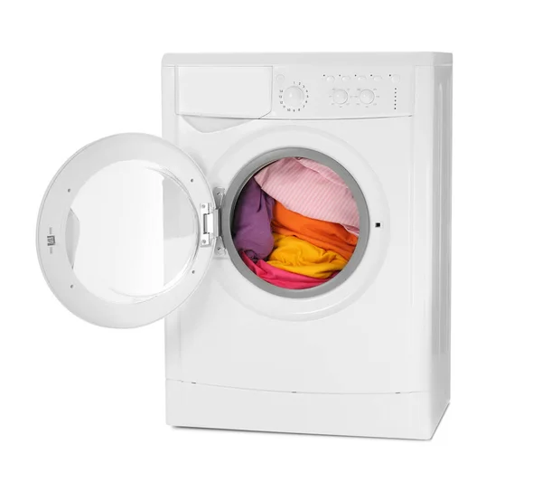 Moderne Waschmaschine mit Wäsche isoliert auf weiß — Stockfoto