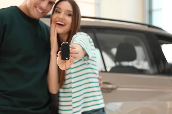 Couple Heureux Avec Clé Voiture Dans Concessionnaire Automobile Moderne Concentrer — Photo