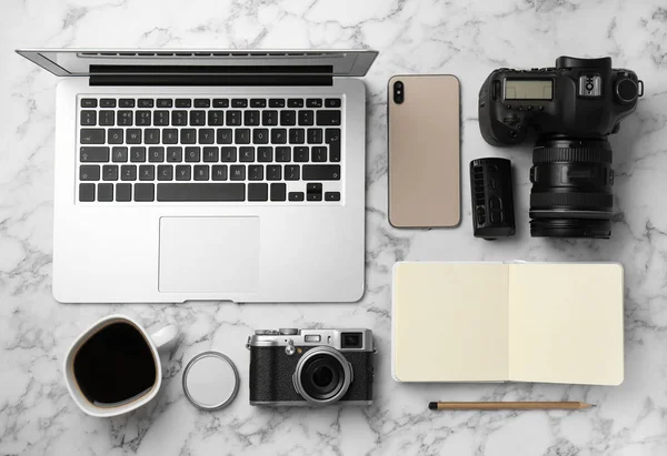 Composição Leigos Planos Com Laptop Câmeras Smartphone Mesa Mármore Branco — Fotografia de Stock