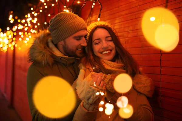 Glada Par Spenderar Tid Julmarknad — Stockfoto