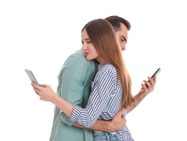 Paar Süchtig Nach Smartphones Die Sich Auf Weißem Hintergrund Umarmen — Stockfoto