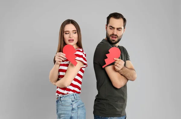 Paar Mit Zerrissenem Papierherz Auf Grauem Hintergrund Beziehungsprobleme — Stockfoto