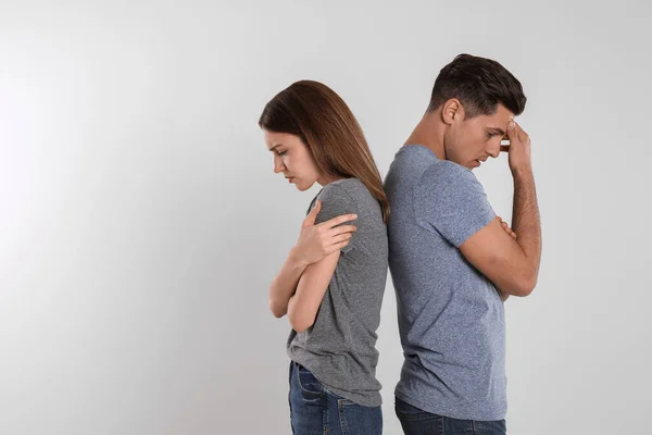 Casal Com Problemas Relacionamento Fundo Claro — Fotografia de Stock