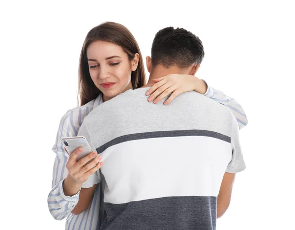 Kobieta Zainteresowana Smartfonem Przytulając Chłopaka Białym Tle Problemy Związkami — Zdjęcie stockowe