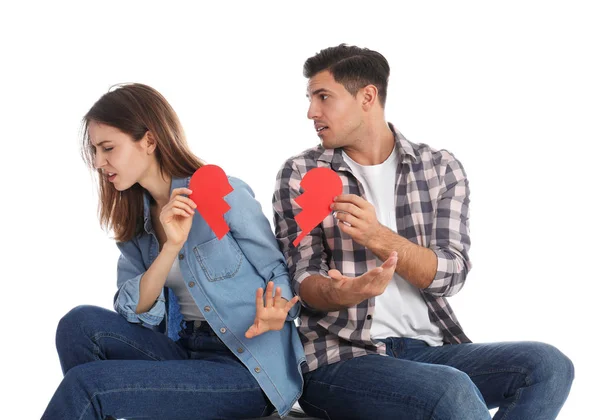 Casal Com Coração Papel Rasgado Fundo Branco Problemas Relacionamento — Fotografia de Stock