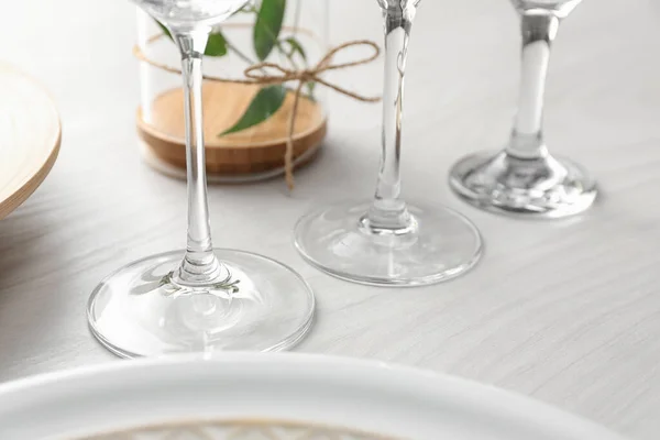 Bril op witte houten tafel, close-up. Feestelijke setting — Stockfoto