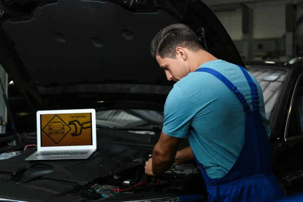 Mechanica Met Laptop Doet Auto Kenmerkend Bij Auto Reparatiewerkplaats — Stockfoto