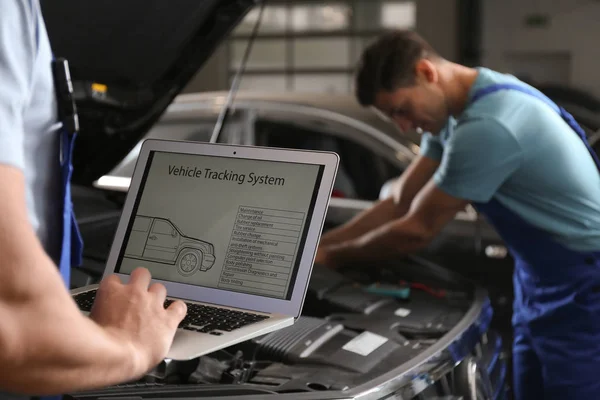 Mechanica Met Laptop Doet Auto Kenmerkend Bij Auto Reparatiewerkplaats Close — Stockfoto