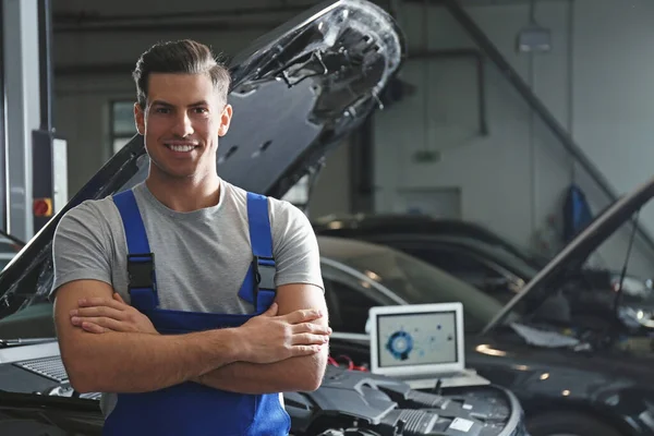 Mechanica in de buurt van auto in service center, ruimte voor tekst. Auto — Stockfoto