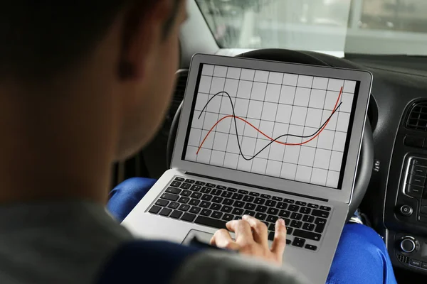 Szerelő laptop csinál autó diagnosztikai autójavítás s — Stock Fotó