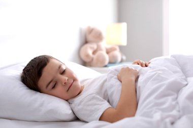 Evde uyuyan sevimli küçük çocuk. Yatma zamanı.