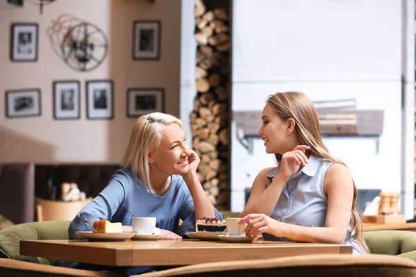 Мама і її доросла донька проводять разом час у кафе. — стокове фото
