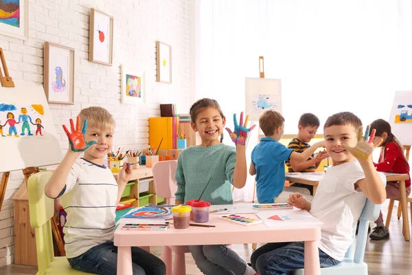 Lindos Niños Pequeños Con Palmas Pintadas Habitación — Foto de Stock