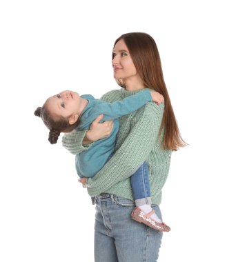 Beyaz arka planda küçük kızı olan genç bir anne.