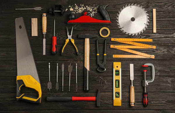 Composizione Piatta Con Utensili Falegname Fondo Legno Nero — Foto Stock