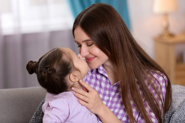 Fiatal anya kislányával otthon — Stock Fotó