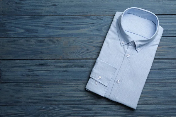 Camisa masculina con estilo azul claro sobre fondo de madera, vista superior. Sp —  Fotos de Stock