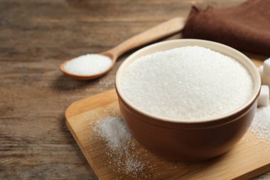 Tahta masadaki kabın içinde granüle şeker.