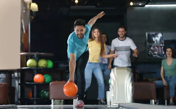 Young Man Throwing Ball Spending Time Friends Bowling Club — Stock Photo, Image