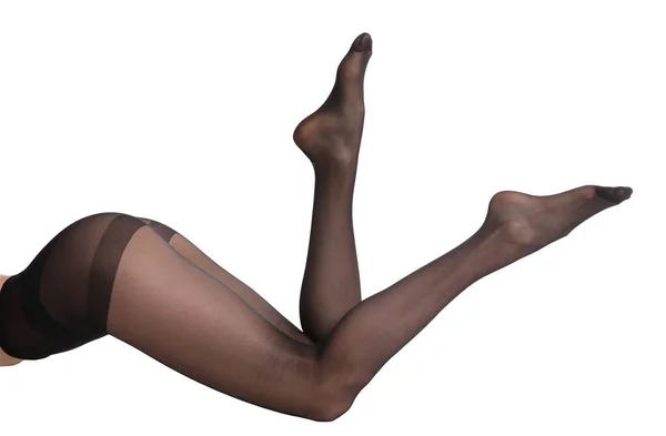Женщина в черных колготках, изолированных на белом, крупным планом ног — стоковое фото