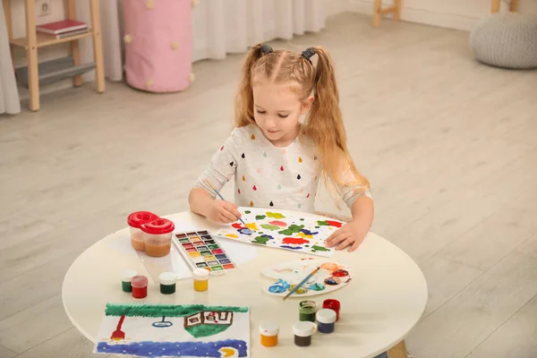 Carino piccolo bambino pittura a tavola in camera — Foto Stock