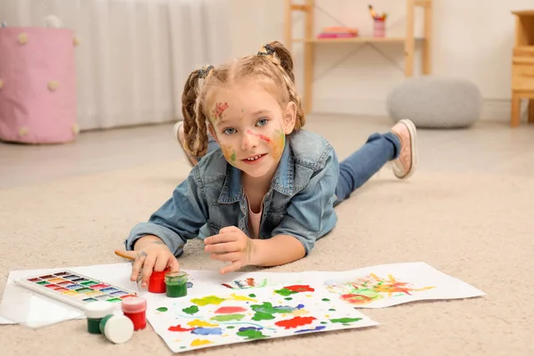 Cute little child painting on floor at home — ストック写真