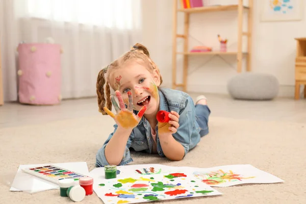 Cute little child painting with palms at home — ストック写真
