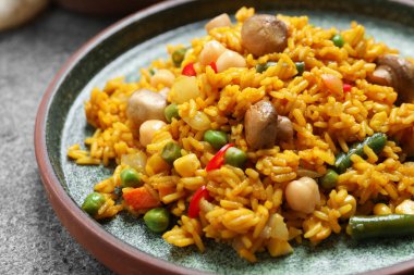 Gri masadaki sebzeli lezzetli pirinç pilavı, yakın plan.