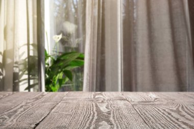 Güzel perdeleri ve perdeleri olan pencere pervazında, yakın plan