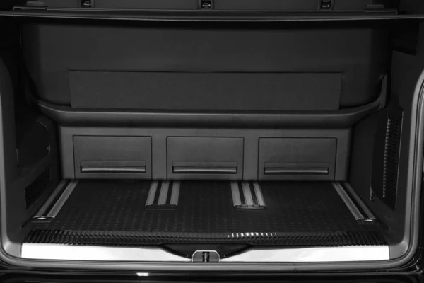 Відкрити Порожній Багажник Сучасного Автомобіля — стокове фото