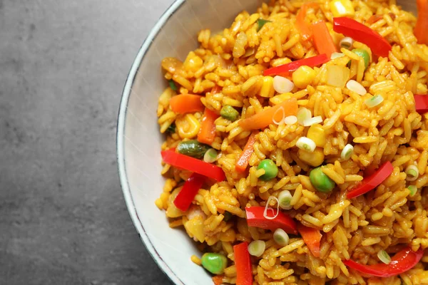 Delicioso pilaf de arroz com legumes na mesa cinza — Fotografia de Stock