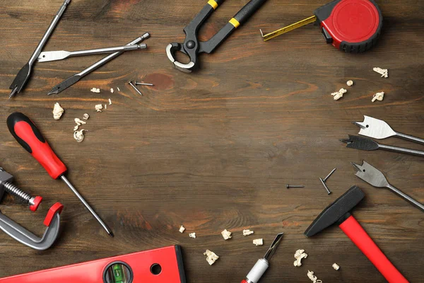 Composición plana con herramientas de carpintería sobre fondo de madera — Foto de Stock