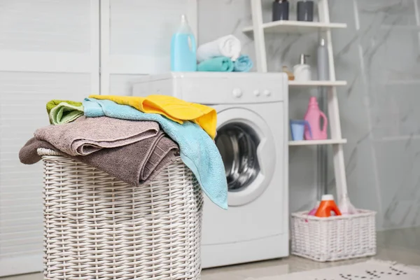 Çamaşır ve çamaşır makinesiyle dolu bir sepet. Spac — Stok fotoğraf