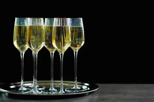 Verres de champagne sur table grise. Espace pour le texte — Photo
