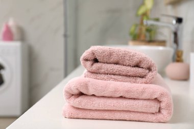 Banyo tezgahında bir yığın temiz havlu var. Metin için boşluk