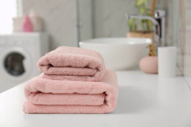 Banyo tezgahında bir yığın temiz havlu var. Metin için boşluk