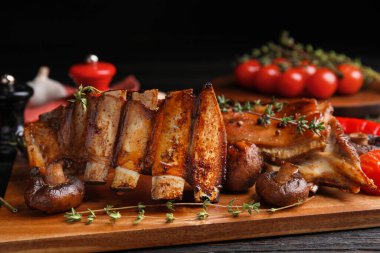 Masada servis edilen leziz pirzolalar, yakın plan.