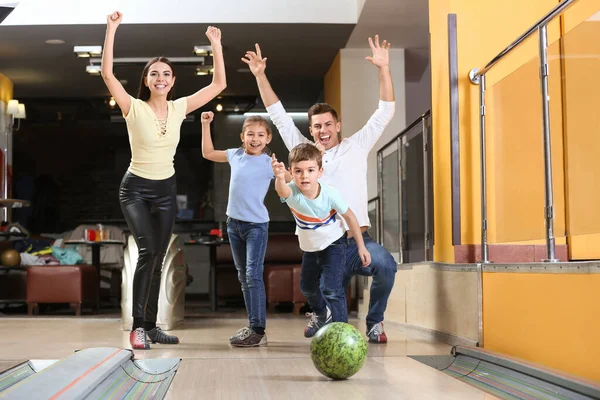 Bonne famille passer du temps ensemble au bowling club — Photo