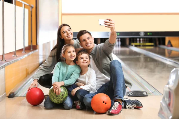 Familia feliz tomando selfie en el club de bolos —  Fotos de Stock