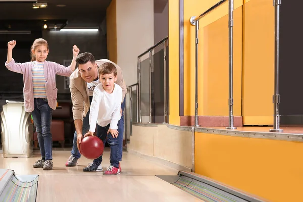 Happy family spending time together in bowling club — Stock Photo, Image