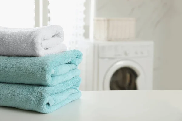 Stapel Schone Handdoeken Tafel Wasruimte Ruimte Voor Tekst — Stockfoto