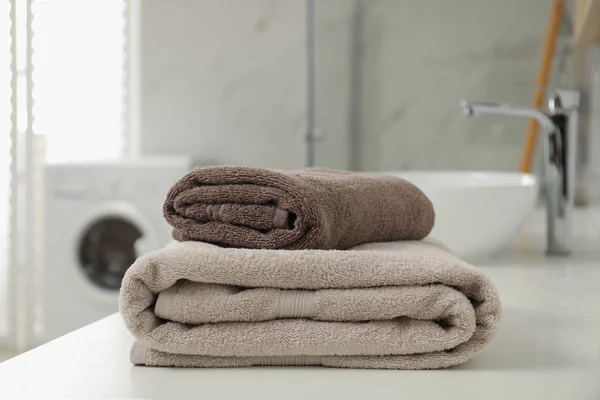 Stos Czystych Ręczników Blat Łazienki — Zdjęcie stockowe