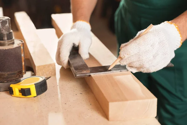 Professioneller Tischler Der Der Werkbank Mit Holzbrettern Arbeitet Nahaufnahme — Stockfoto