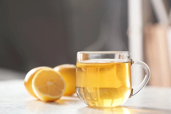 Xícara Chá Vidro Com Limão Mesa Branca Contra Fundo Desfocado — Fotografia de Stock