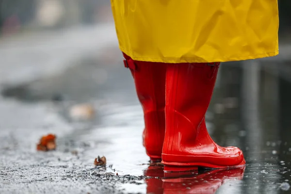 Vrouw in rubberen laarzen loopt buiten op regenachtige dag, close-up. Sp — Stockfoto