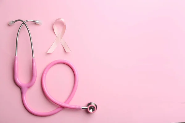 Rosa Band Som Bröstcancer Medvetenhet Symbol Och Stetoskop Färg Bakgrund — Stockfoto