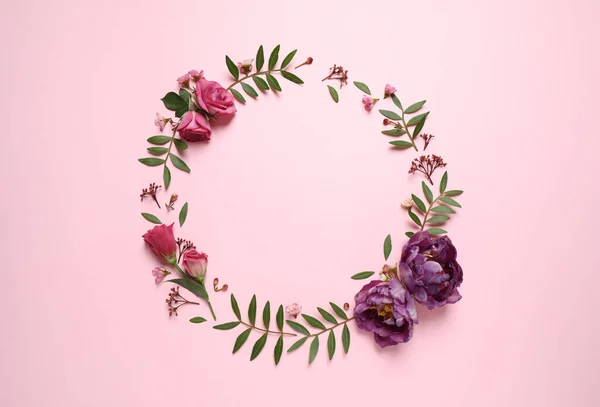Σκελετός Από Όμορφα Λουλούδια Ροζ Φόντο Επίπεδος Χώρο Για Κείμενο — Φωτογραφία Αρχείου