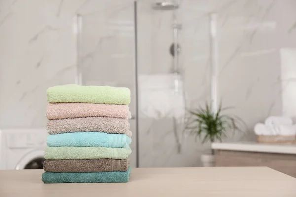 Stapel frischer Handtücher auf Holztisch im Badezimmer. Raum für Neues — Stockfoto