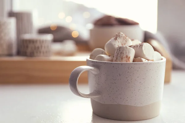 Copo Delicioso Cacau Quente Com Marshmallows Mesa Branca Dentro Casa — Fotografia de Stock