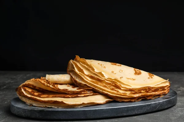 Deliciosos Panqueques Finos Frescos Sobre Mesa Gris —  Fotos de Stock